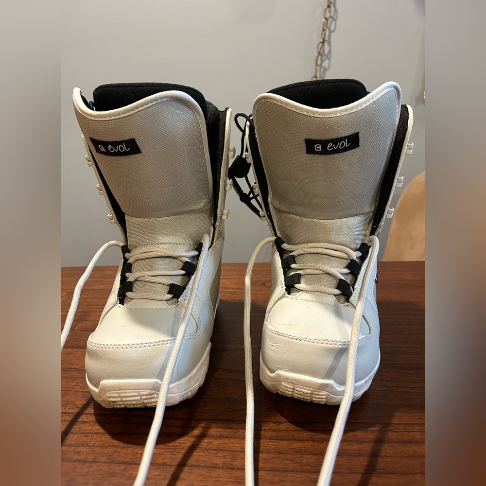 Evol women’s snowboarding boots. Size 6.